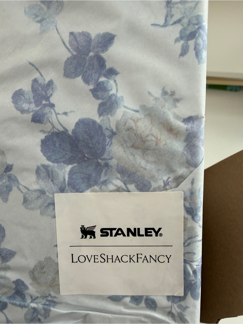NEW Stanley X LoveShackFancy Everblooming Rosettes All Day Slim 20 oz bottle - Picture 5 of 9